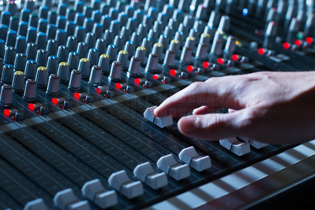 錄音室、調音臺的專業音樂制作生活方式免費下載_jpg格式_5472像素_編號43139870